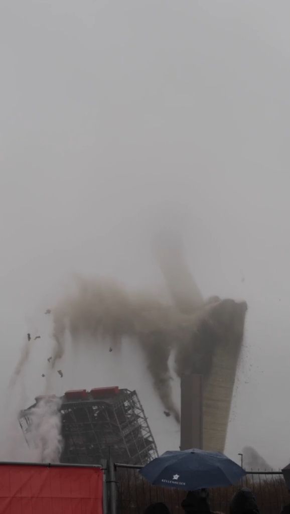 Video: Gesprengt: Alter Schornstein in Westfalen ist Geschichte