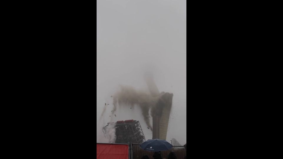 Gesprengt: Alter Schornstein in Westfalen ist Geschichte