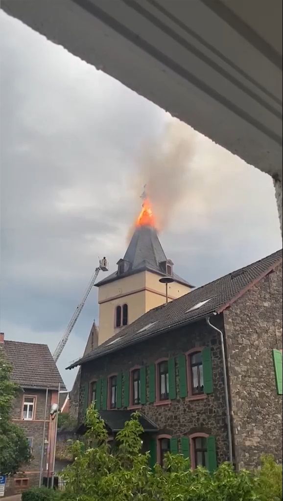 Video: Blitz schlägt in Kirchturm ein: Feuerwehr in Maintal-Hochstadt verhindert Schlimmeres