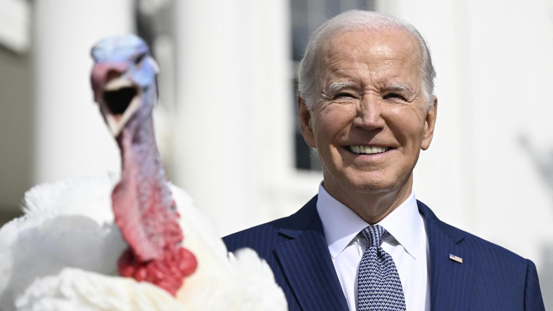 Biden begnadigt Truthähne und witzelt über sein Alter