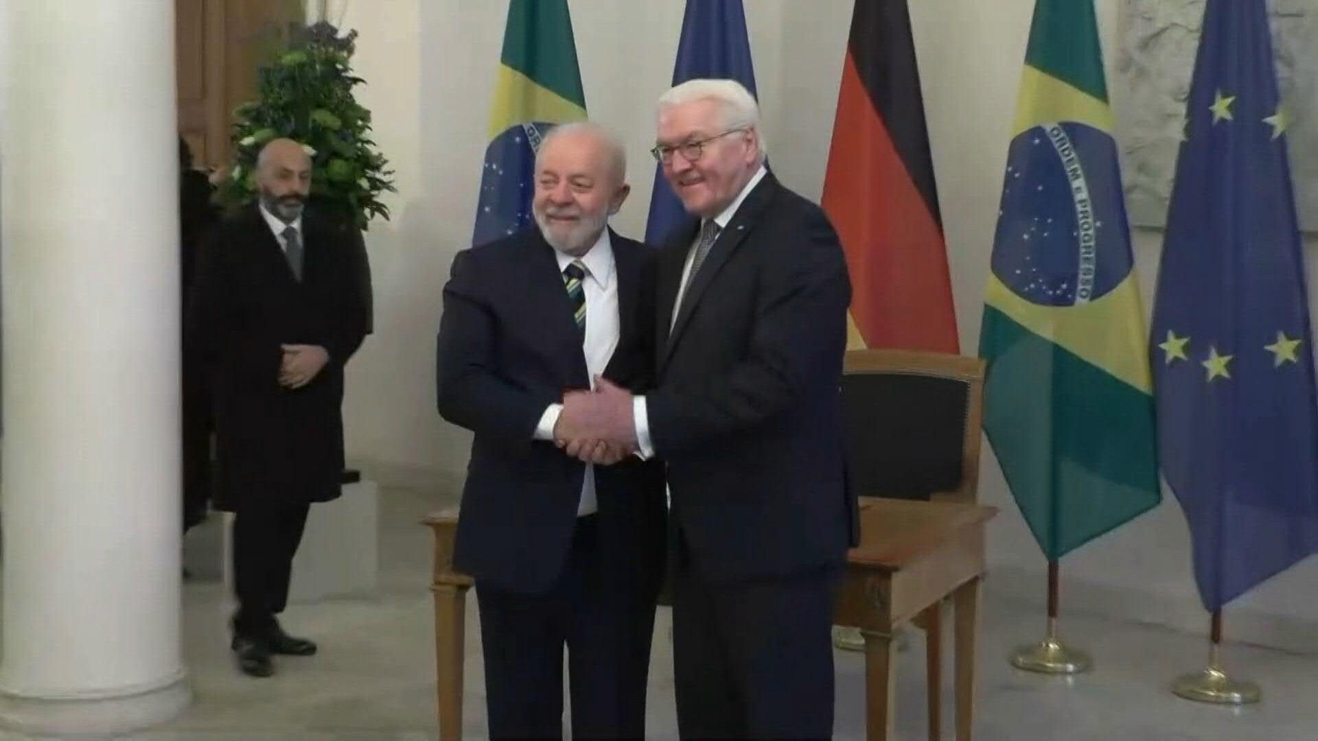 Brazilian President Lula signs guest book of German Presidency