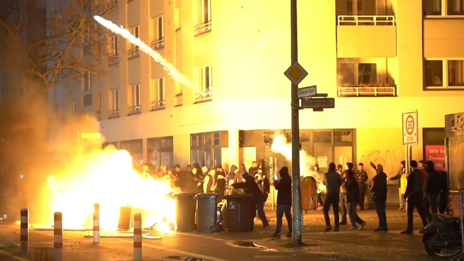 Polizei und Feuerwehr erwarten wieder Krawalle zu Silvester