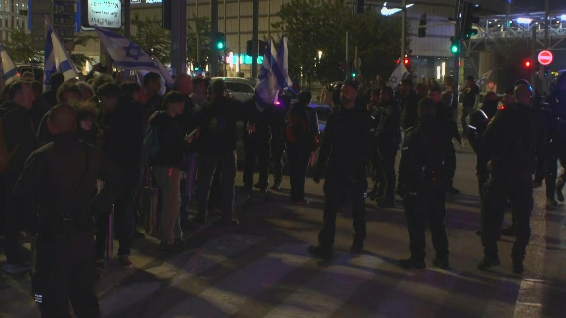 Tel Aviv: Heavy police presence at protest calling for Gaza ceasefire