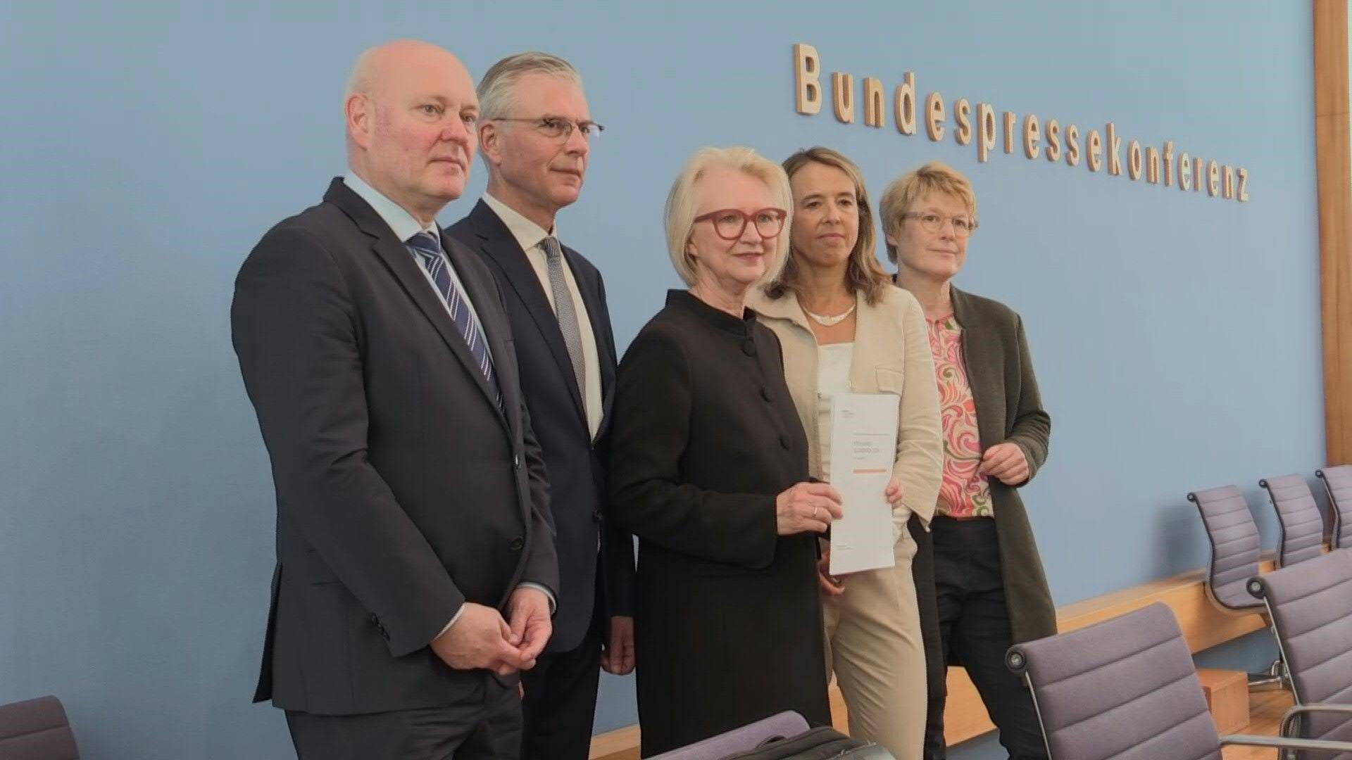 Wirtschaftsweise fordern Pkw-Maut und mehr Klimaschutz im Verkehr