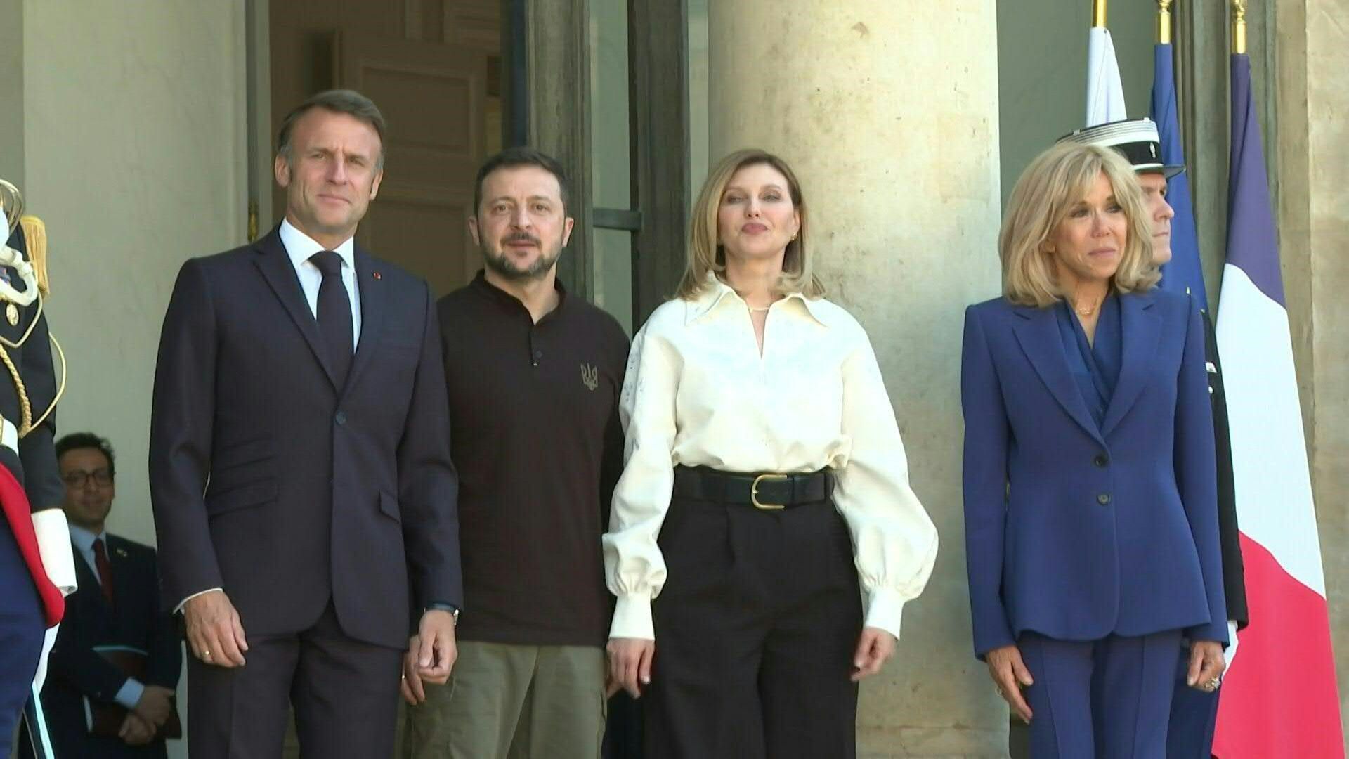 Emmanuel Macron welcomes Volodymyr Zelensky and his wife