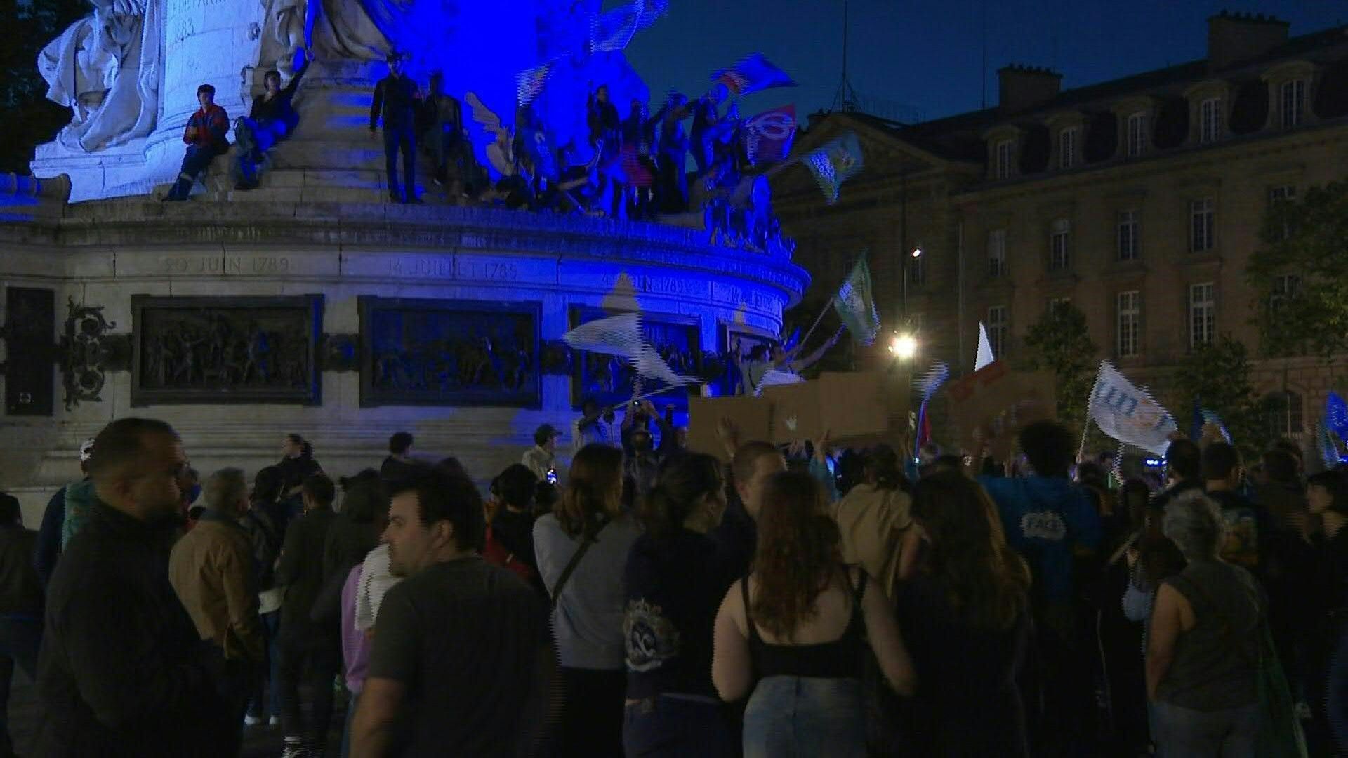 Dissolution of the French National Assembly: several hundred people gather in Paris
