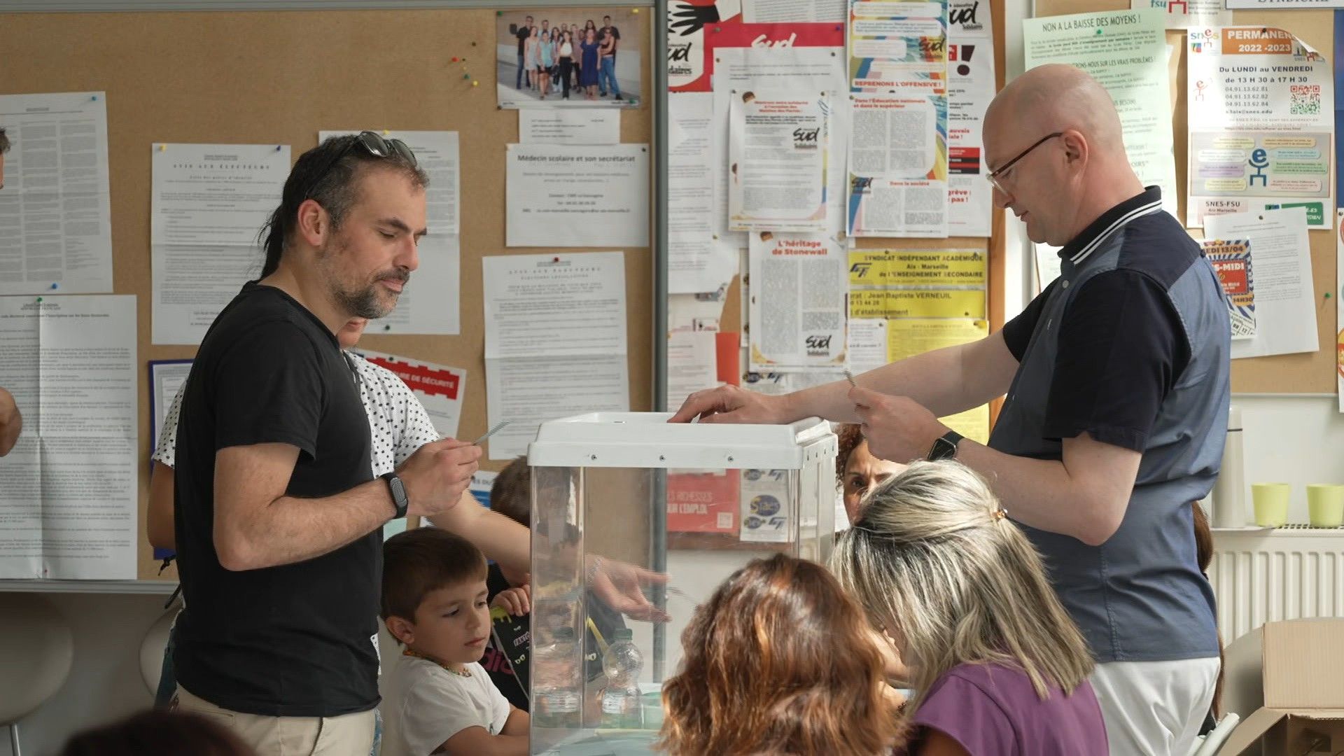 Elections: images of voting at a polling station in Marseille