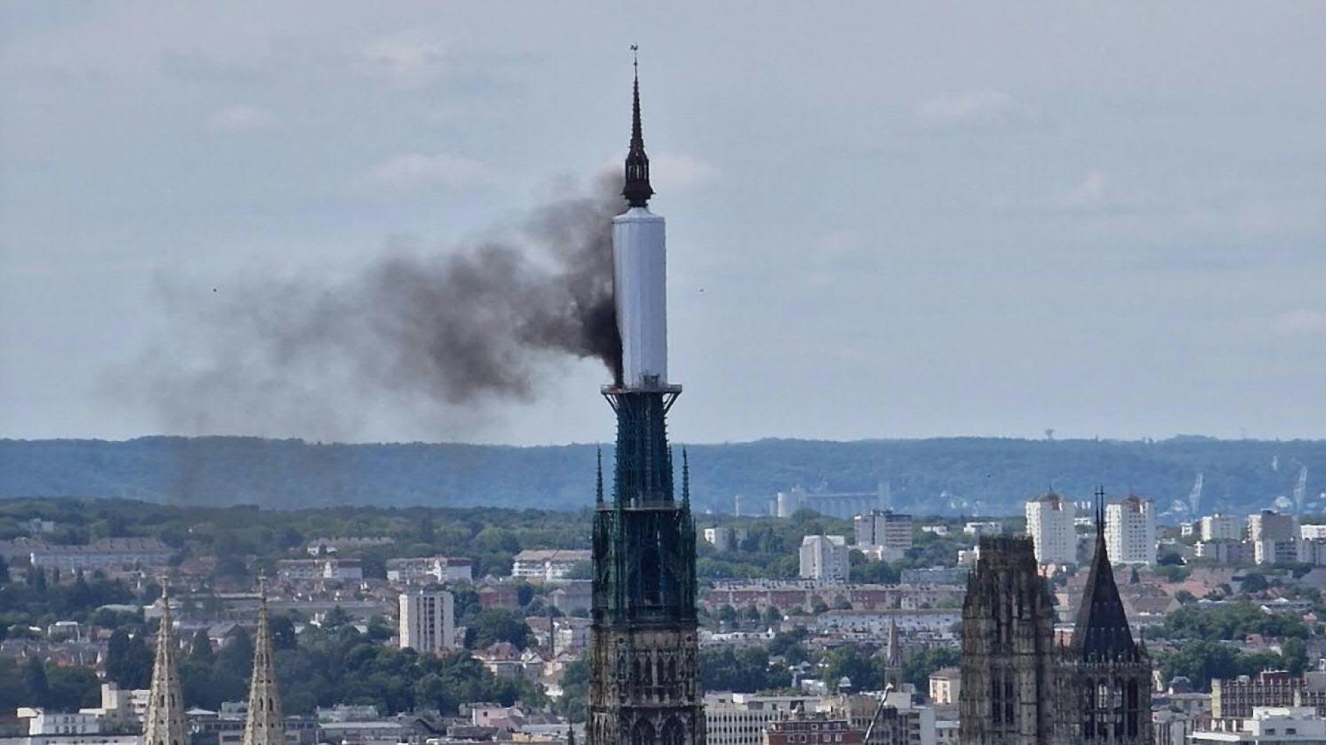 Turm der Kathedrale von Rouen brennt