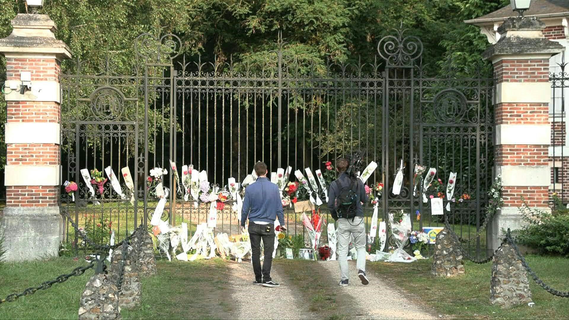 Images in front of Alain Delon's residence