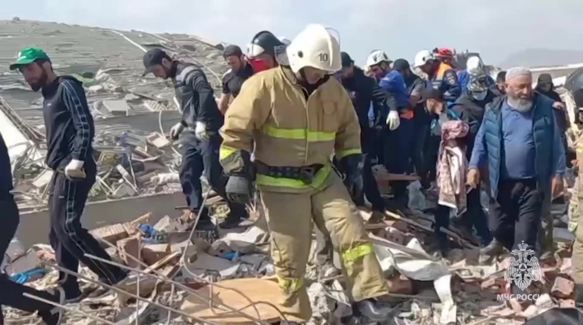 Russian service station blast rescue effort as death toll rises to 13