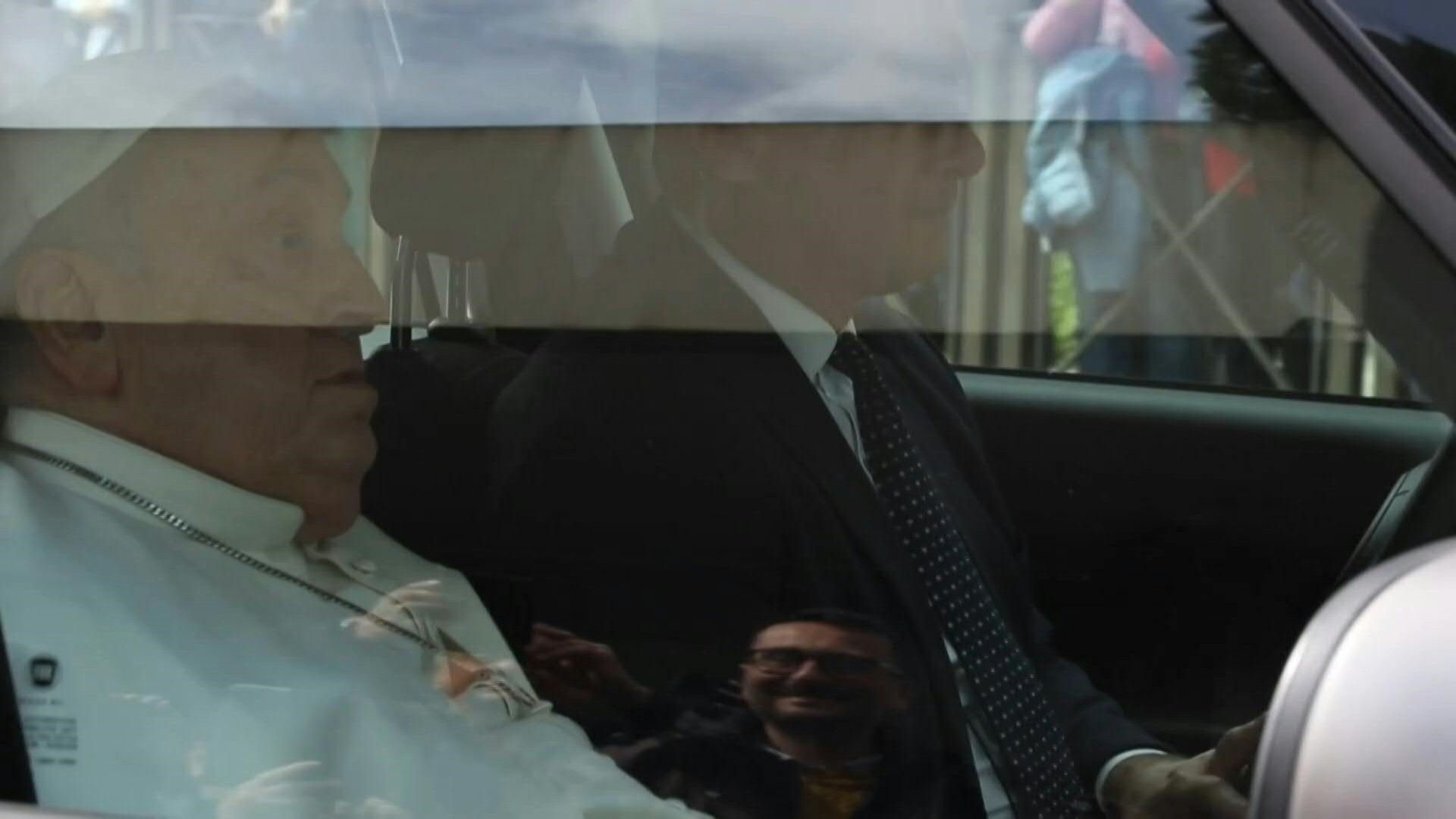 Video: Pope Francis leaves hospital wearing cannula