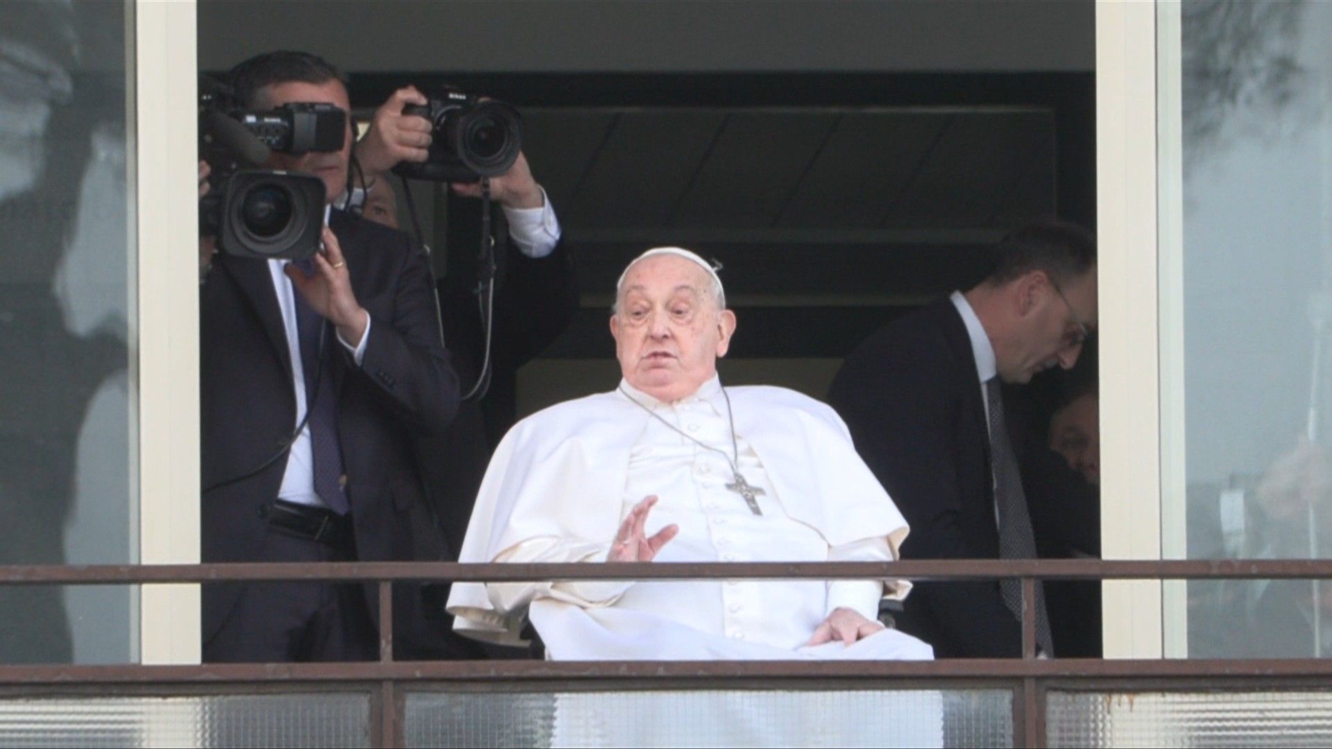 Video: Pope says 'thank you, everyone' as greets faithful from hospital