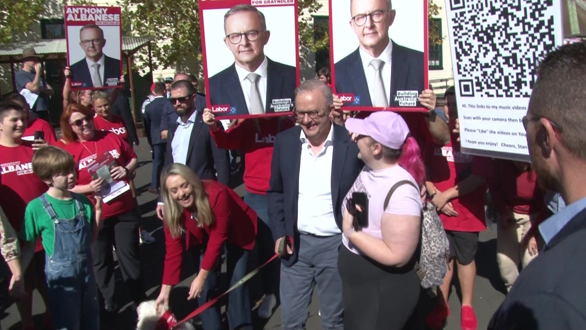 Video: Australian PM Albanese arrives at polling station to vote