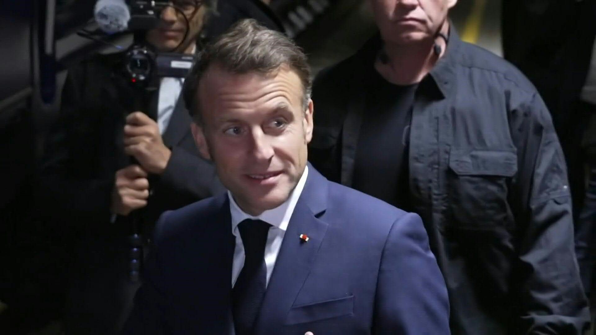 Video: French President Emmanuel Macron boards train to Ukraine for European leaders' visit