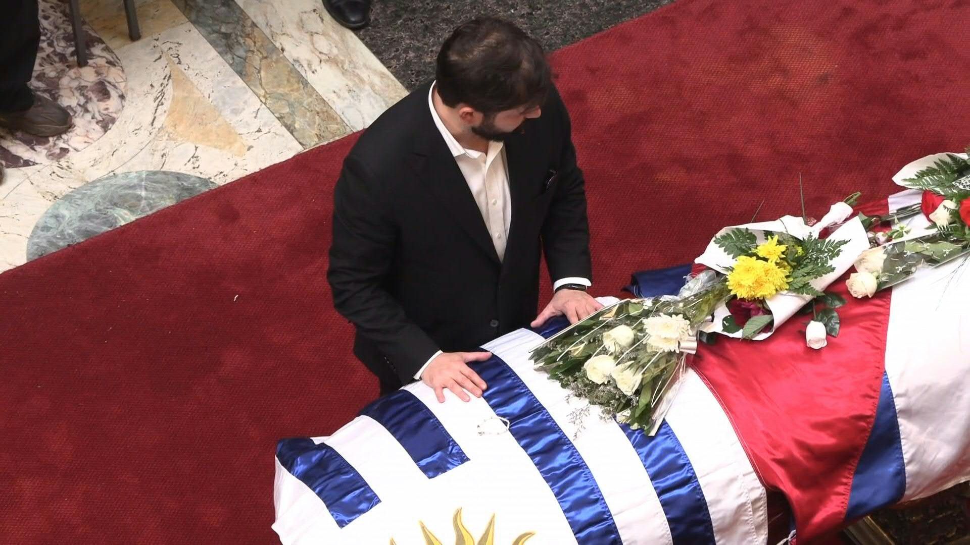 Presidente chileno Boric chega ao velório de Mujica em Montevidéu