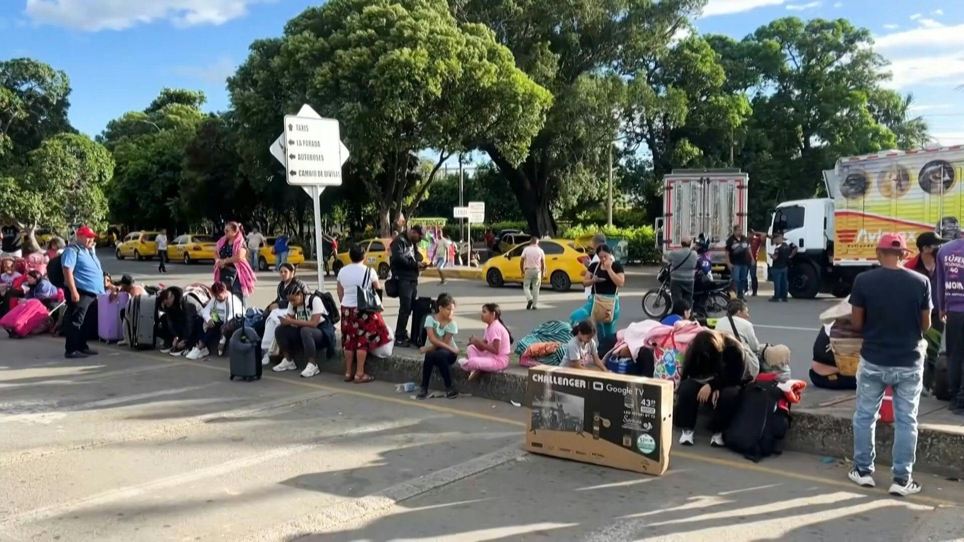 Video: Venezuela closes border with Colombia ahead of local elections