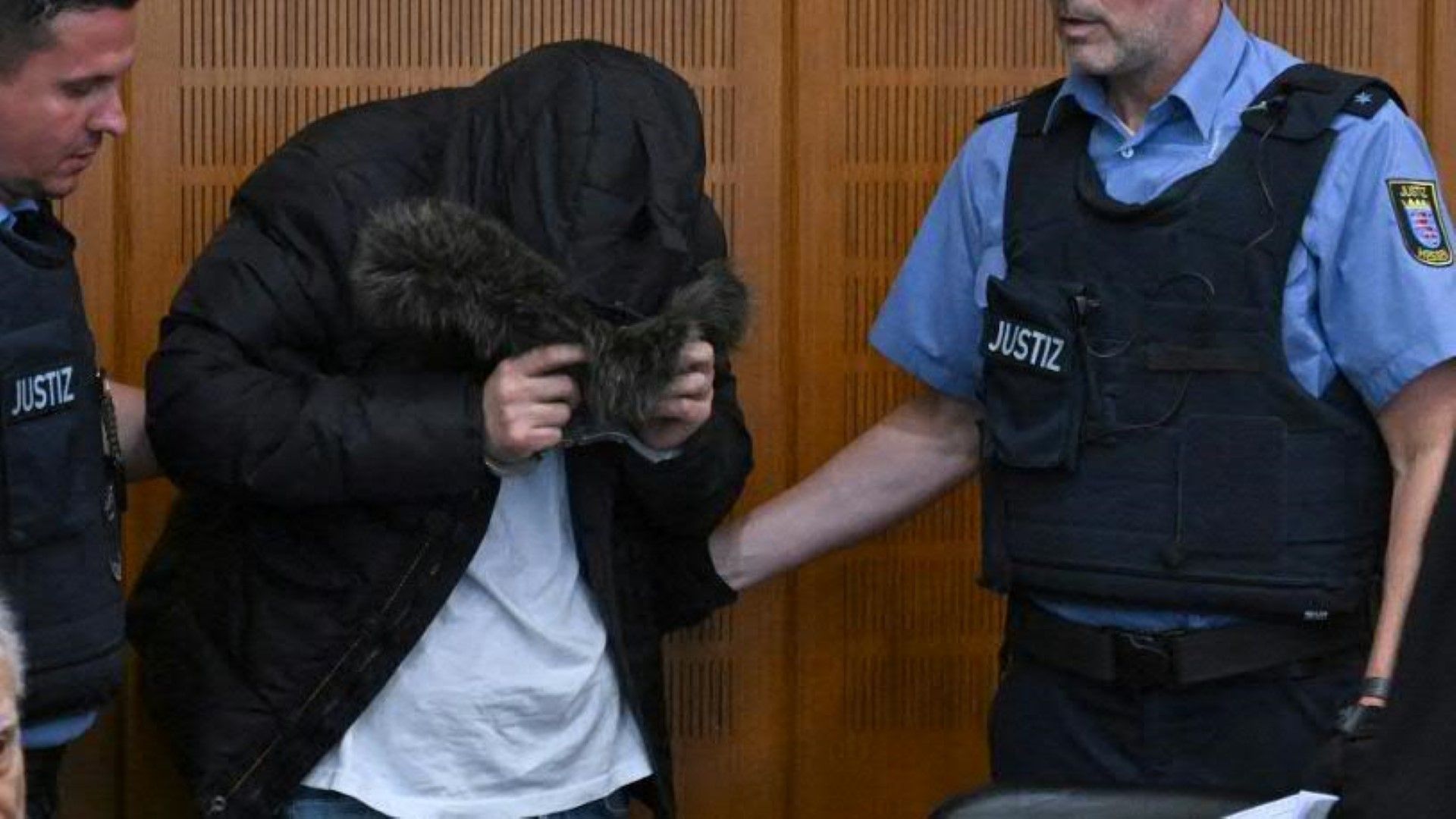 Syrischer Folterarzt in Deutschland zu lebenslanger Haft verurteilt