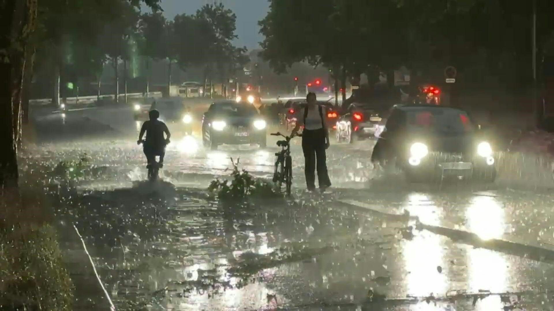 Video: Flooded roadways and railways in Paris during storm