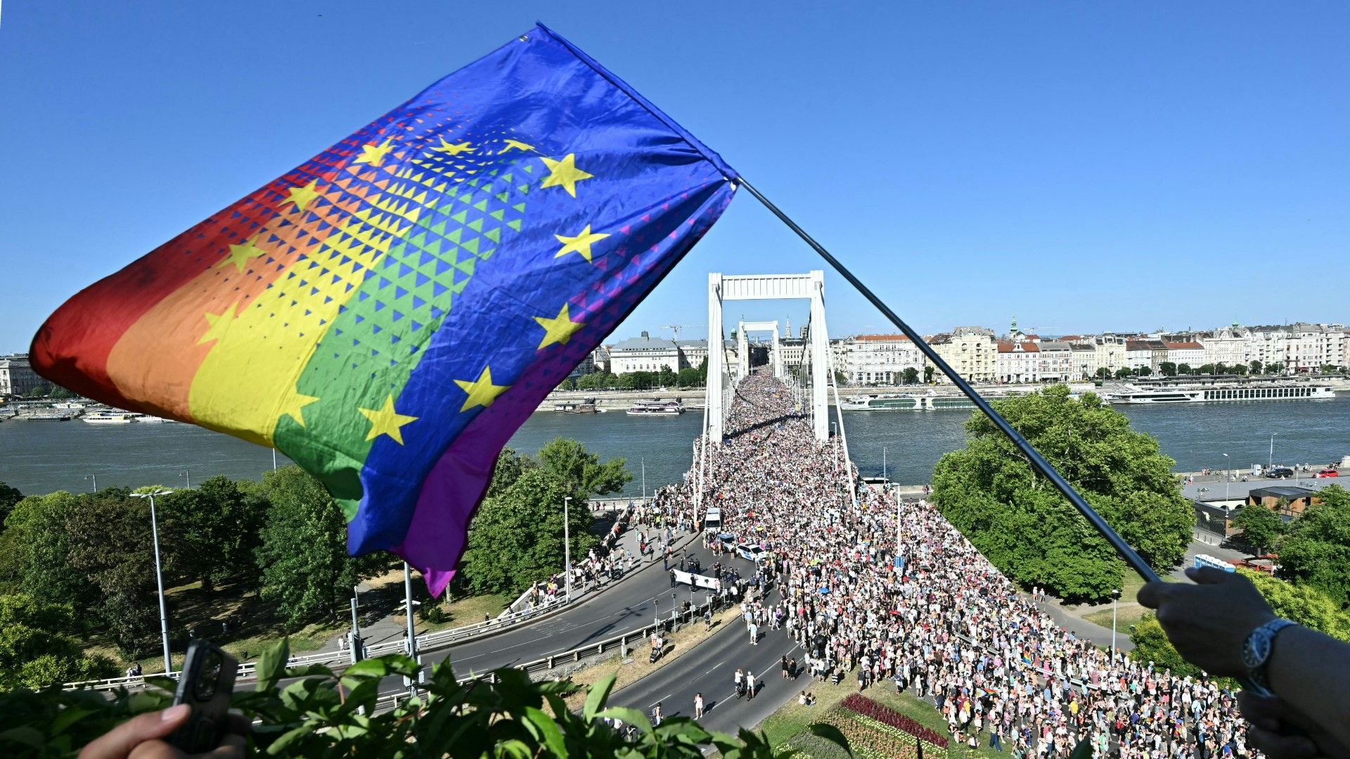 Trotz Verbots: Zehntausende bei Pride-Parade in Budapest