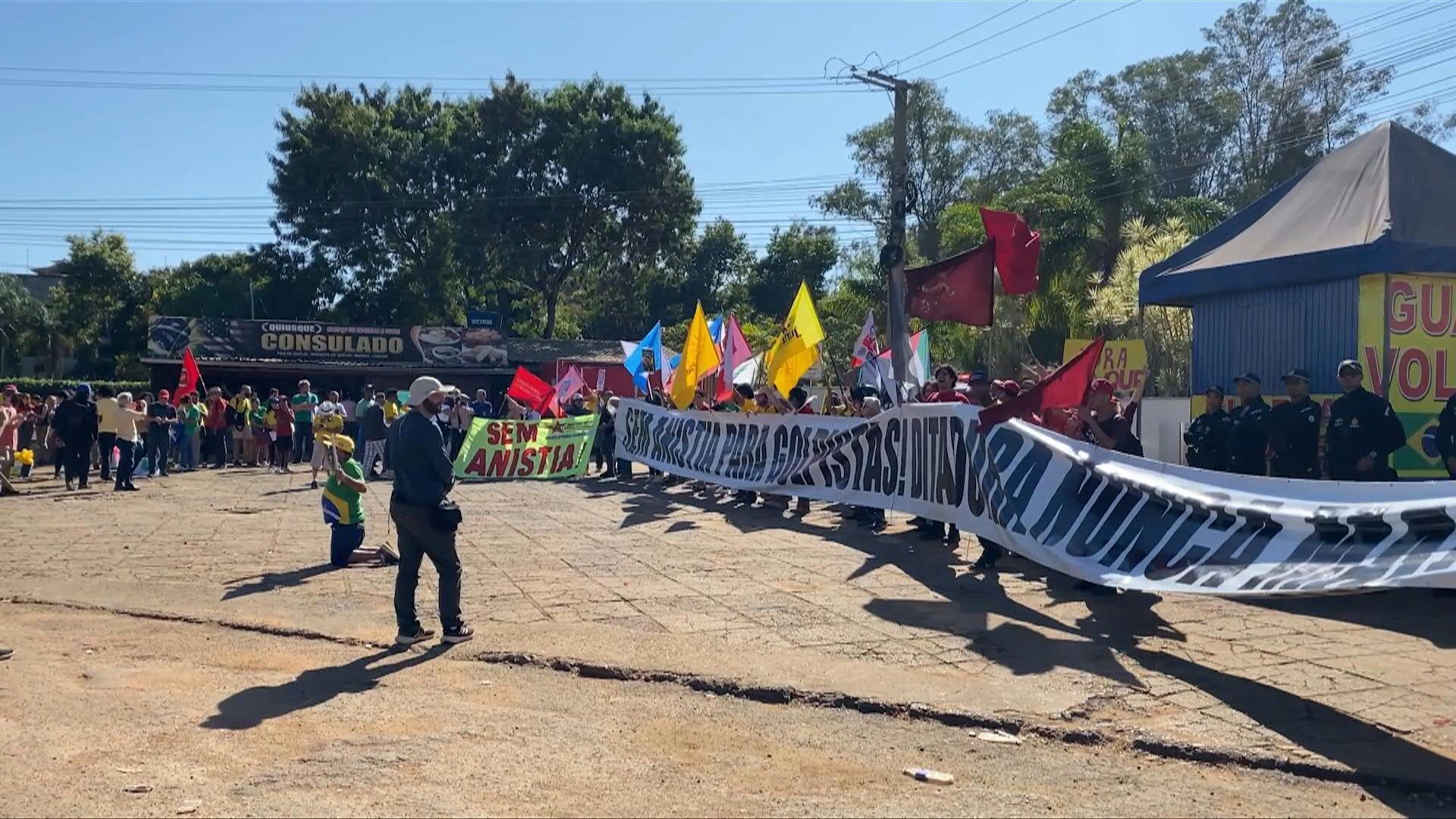 Video: Protesters rally outside US embassy in Brazilia to condemn Trump's tariffs