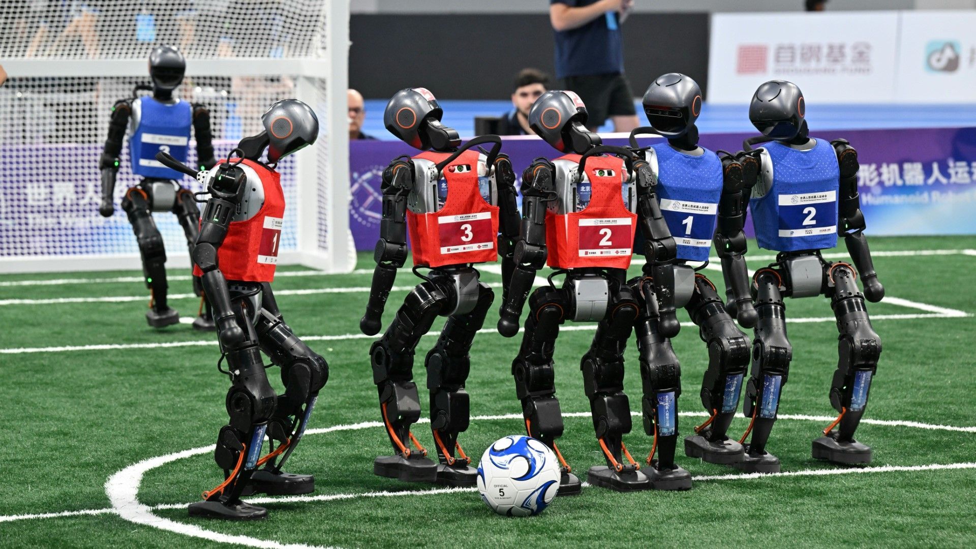 Von Fußball bis Boxen: Roboter messen sich in erster Robo-WM in China