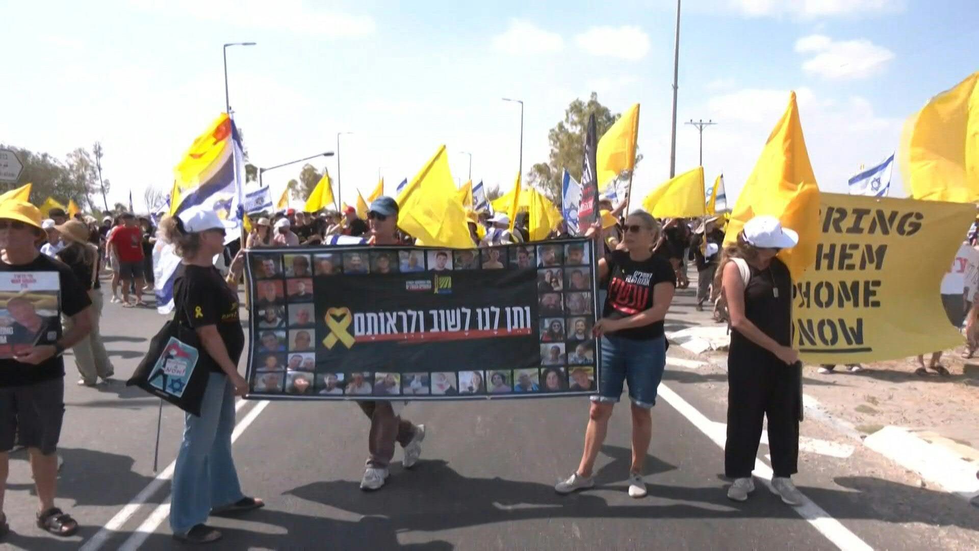 Les Israéliens bloquent un carrefour à Beeri alors qu'ils manifestent pour la libération des otages de Gaza