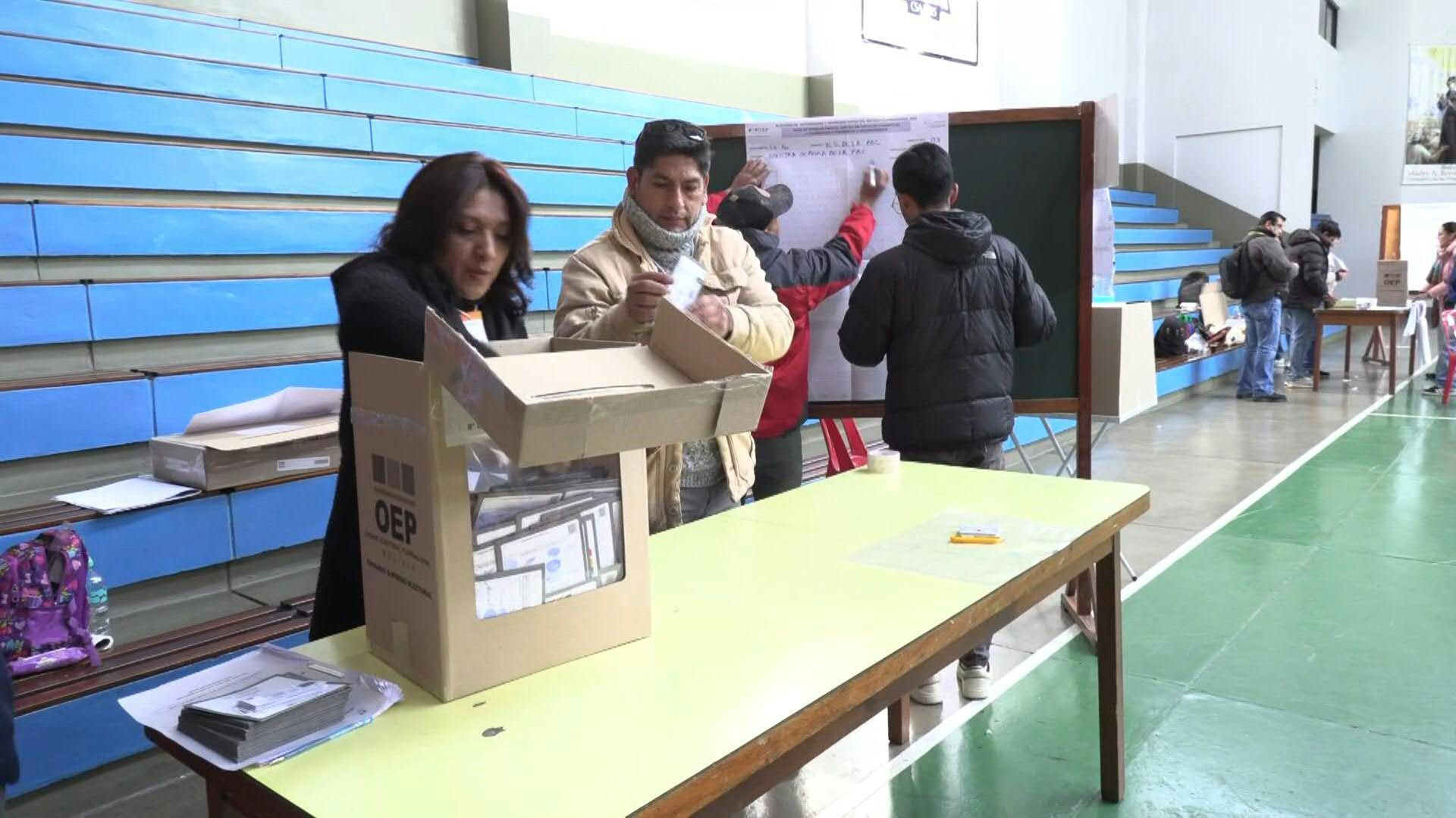 Video: Bolivia begins counting votes in election poised to end two decades of leftist rule