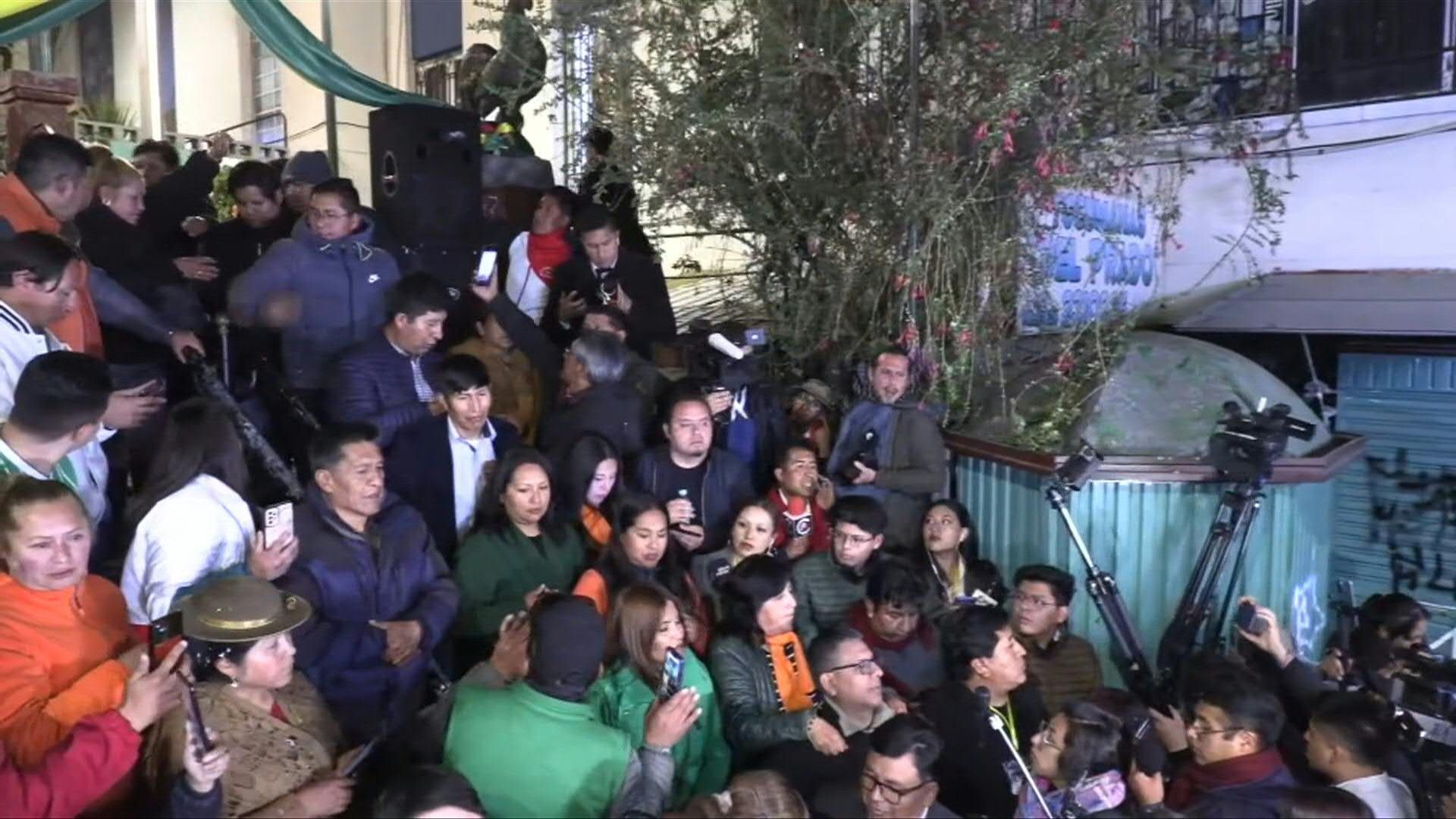Apoiadores de Rodrigo Paz se reúnem após resultados preliminares nas eleições gerais da Bolívia