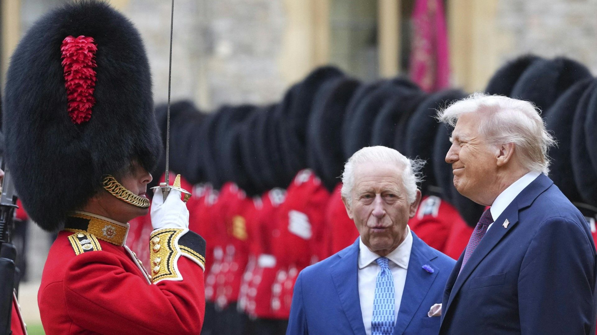Riesige Militärzeremonie zu Ehren Trumps in Großbritannien