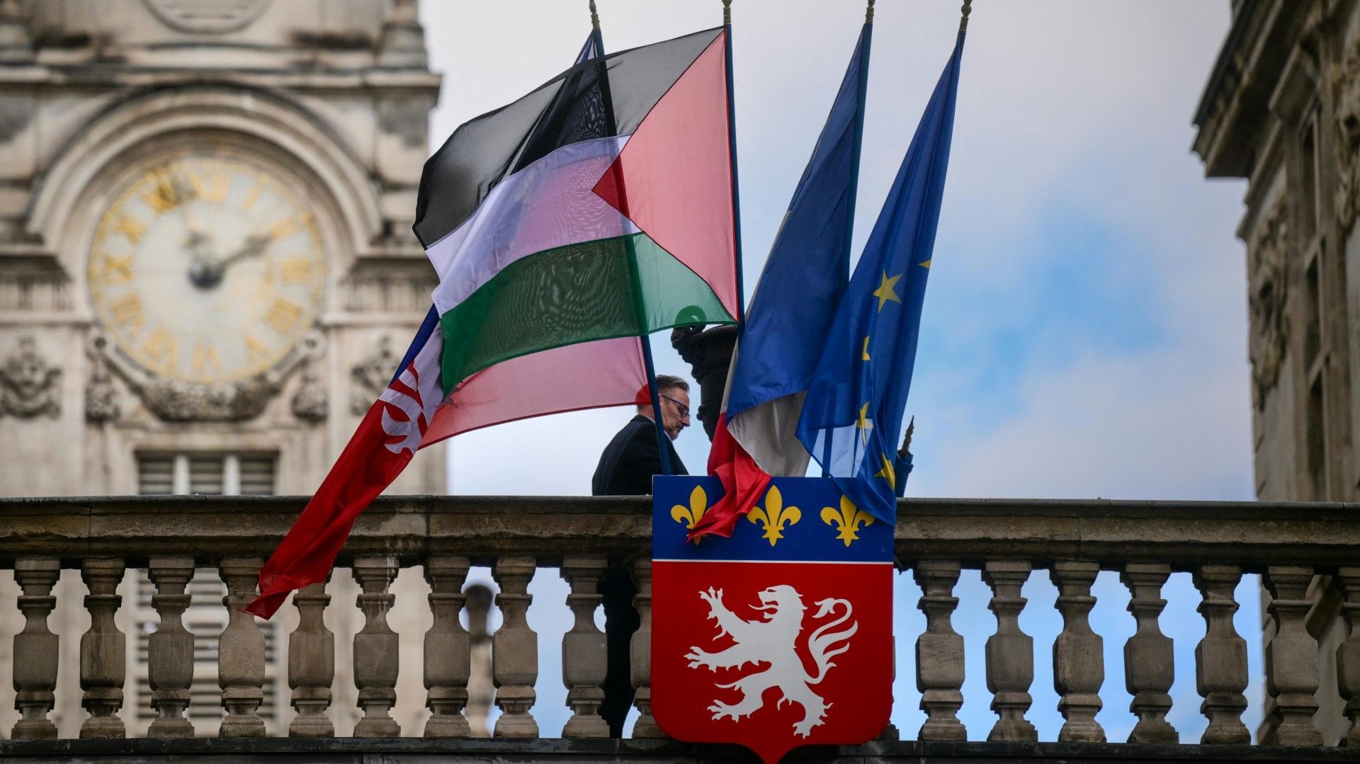 Rund 50 französische Bürgermeister hissen palästinensische Flagge