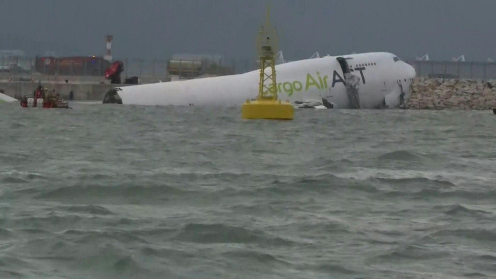 Video: Hongkong: Flugzeug rutscht ins Meer – zwei Tote