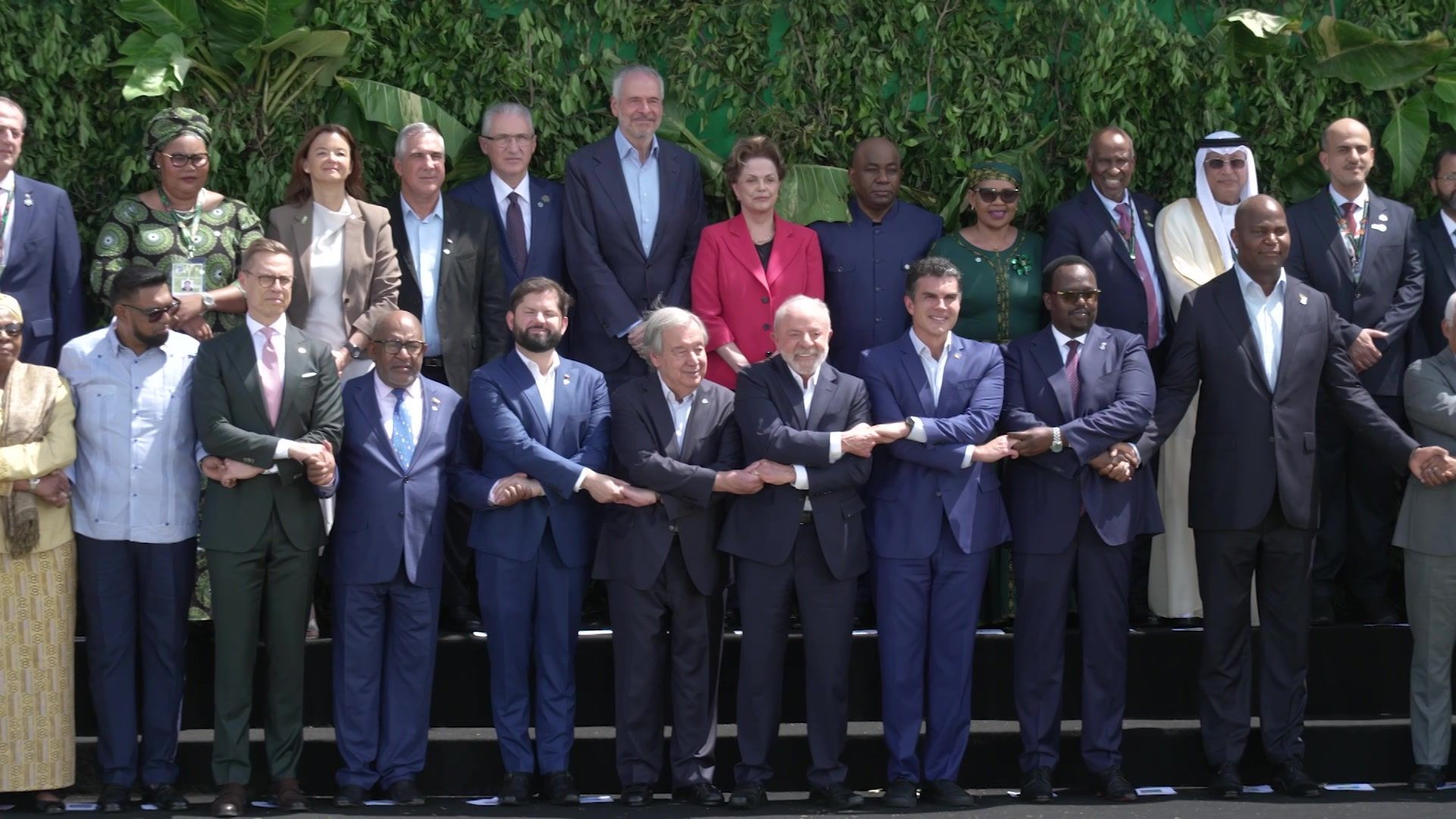Family photo on second day of COP30 leaders summit