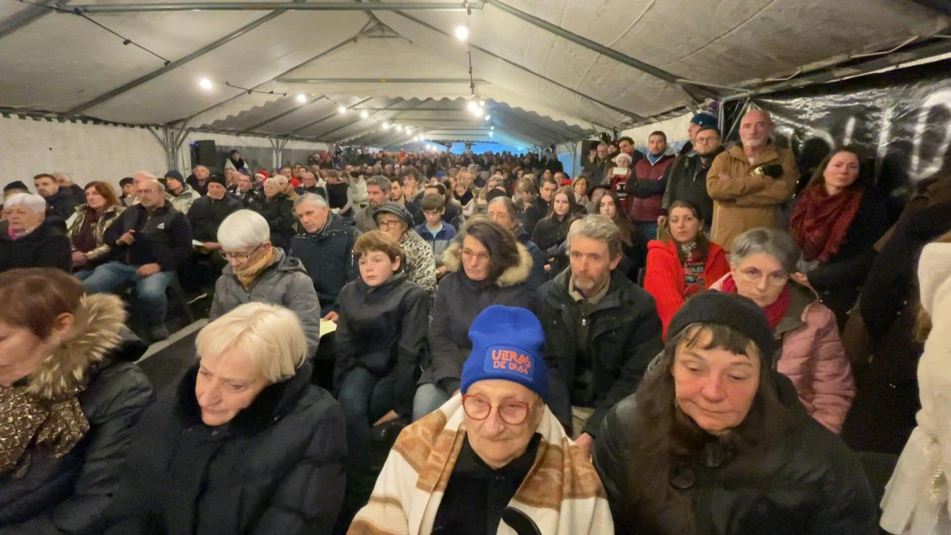 French-farmers-hold-Christmas-Eve-prayers-during-highway-blockade