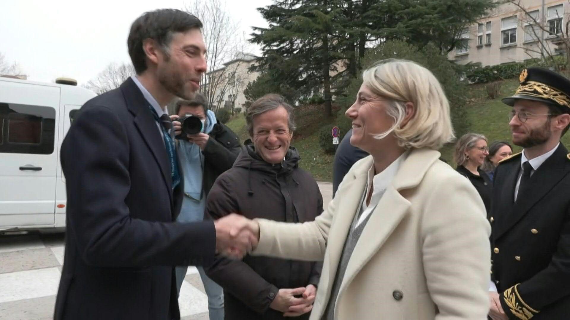 Video: French Health Minister visits Lyon hospital as winter flu epidemic worsens