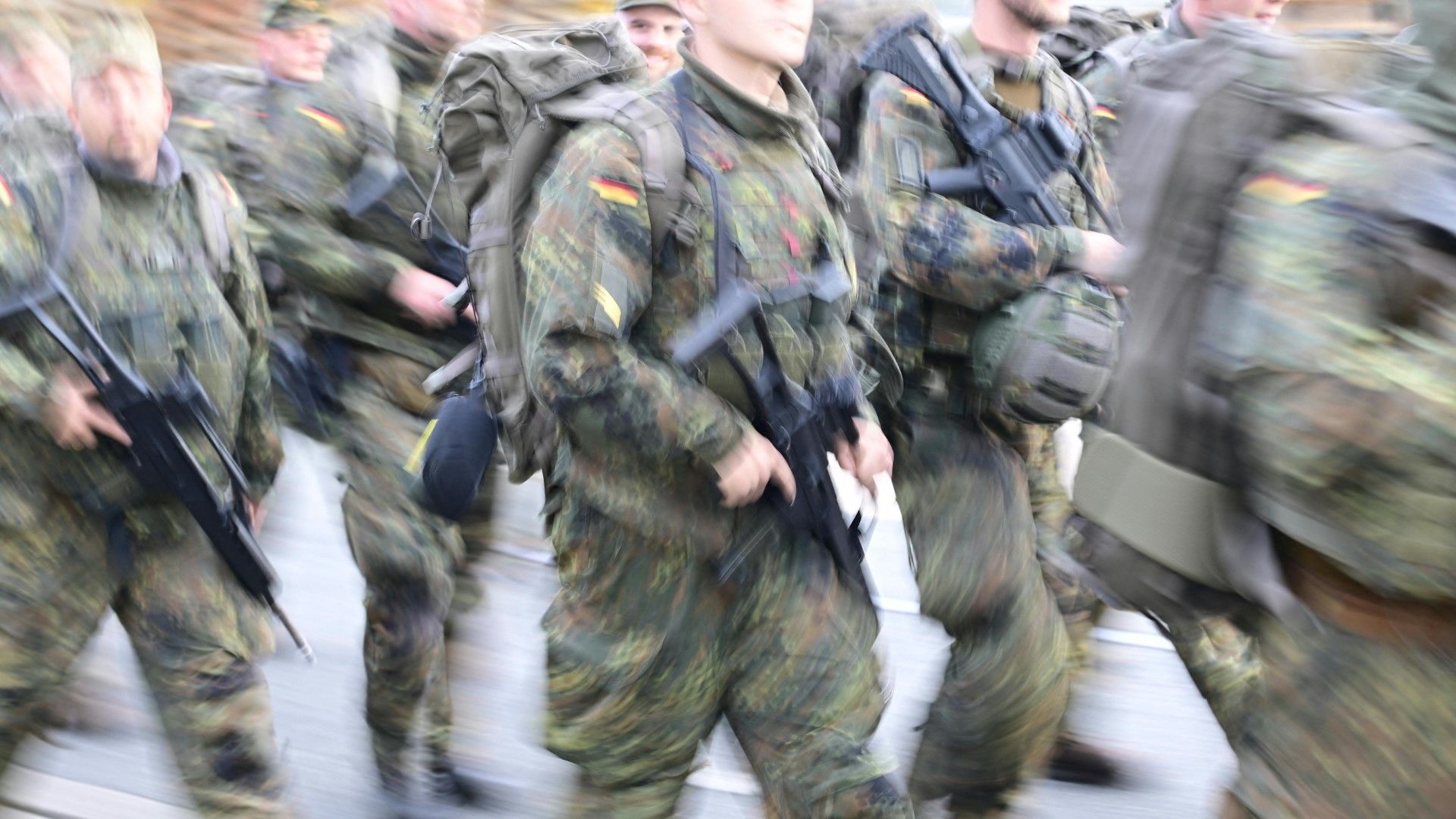 Video: Bundeswehr-Fragebogen: Das kommt auf 18-Jährige zu