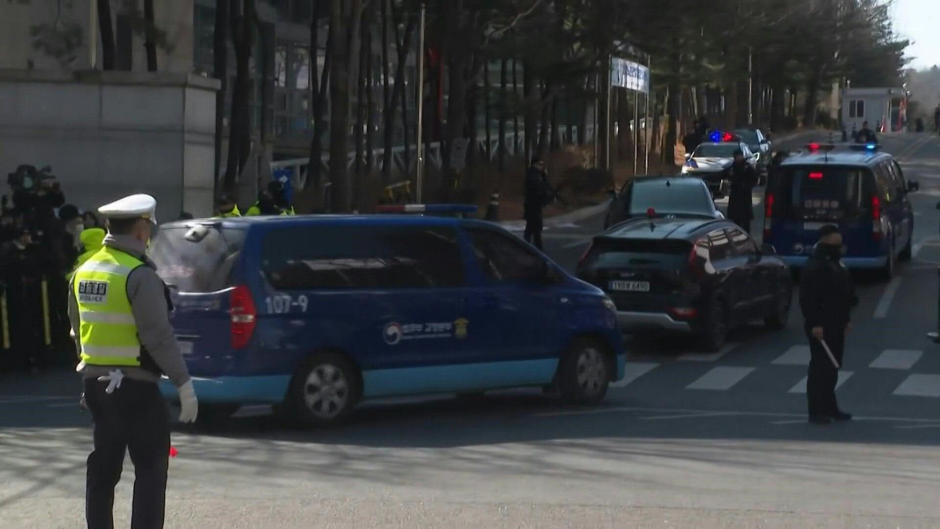 South-Korea-s-ex-first-lady-arrives-at-court-ahead-of-corruption-trial-verdict