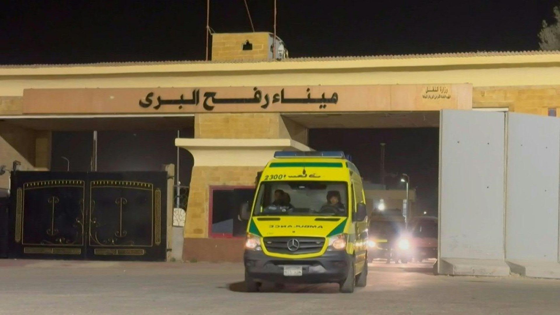 Video: Ambulances carrying Gazan patients, injured cross Rafah