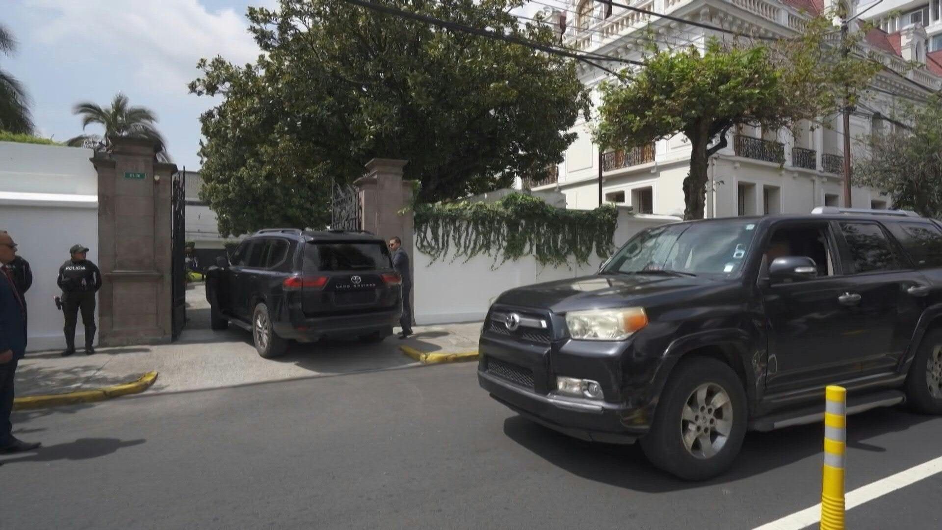 Video: Official vehicles arrive at Ecuador's Foreign Ministry before tariffs meeting with Colombia