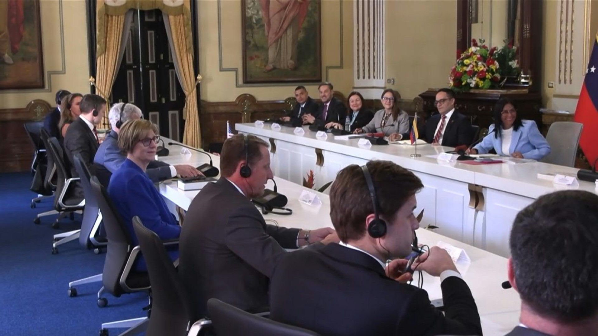 Video: Venezuela's interim president meets with US minister and top diplomat in Caracas