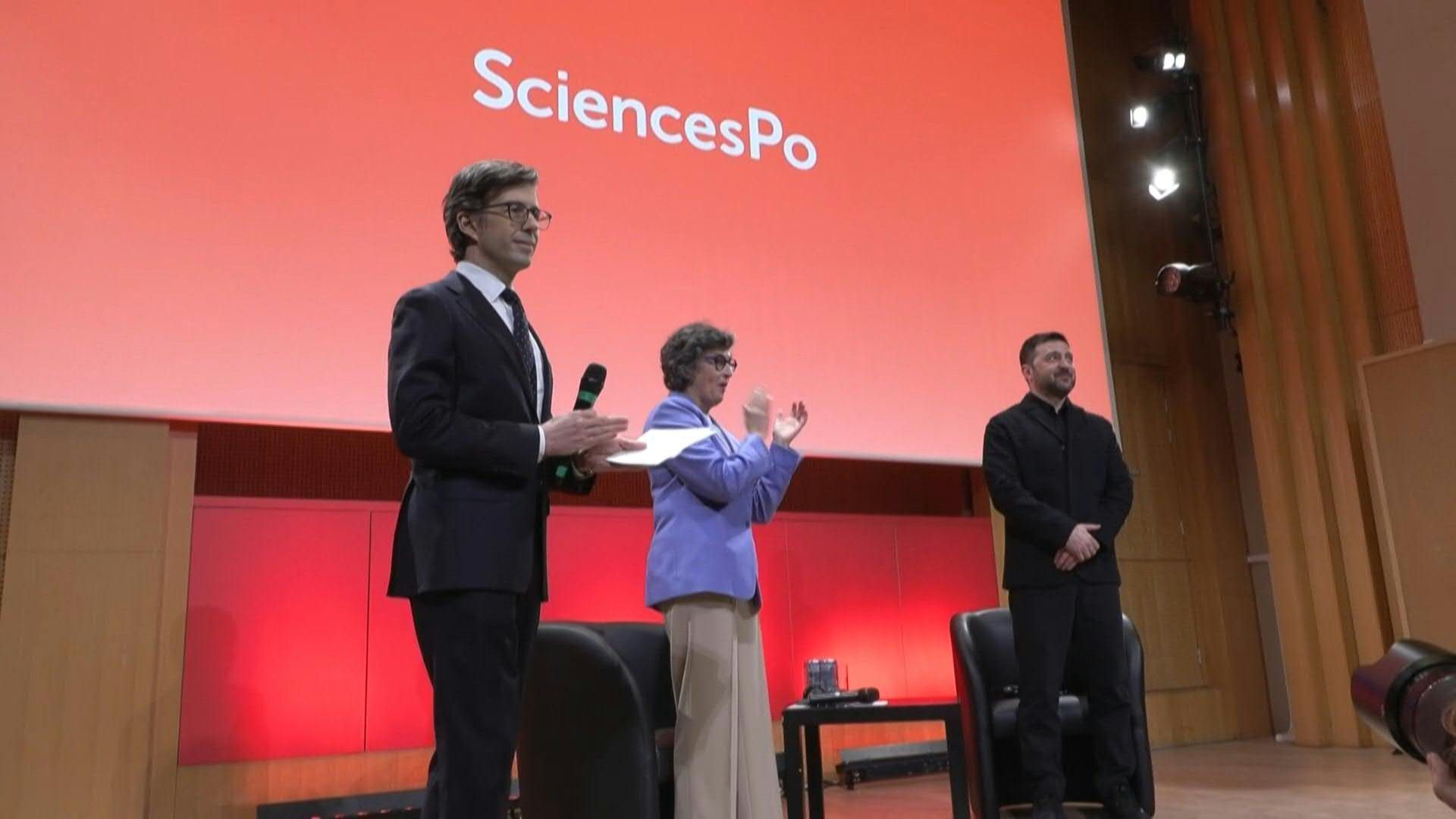 Video: Volodymyr Zelensky visits Sciences Po Paris to exchange with students