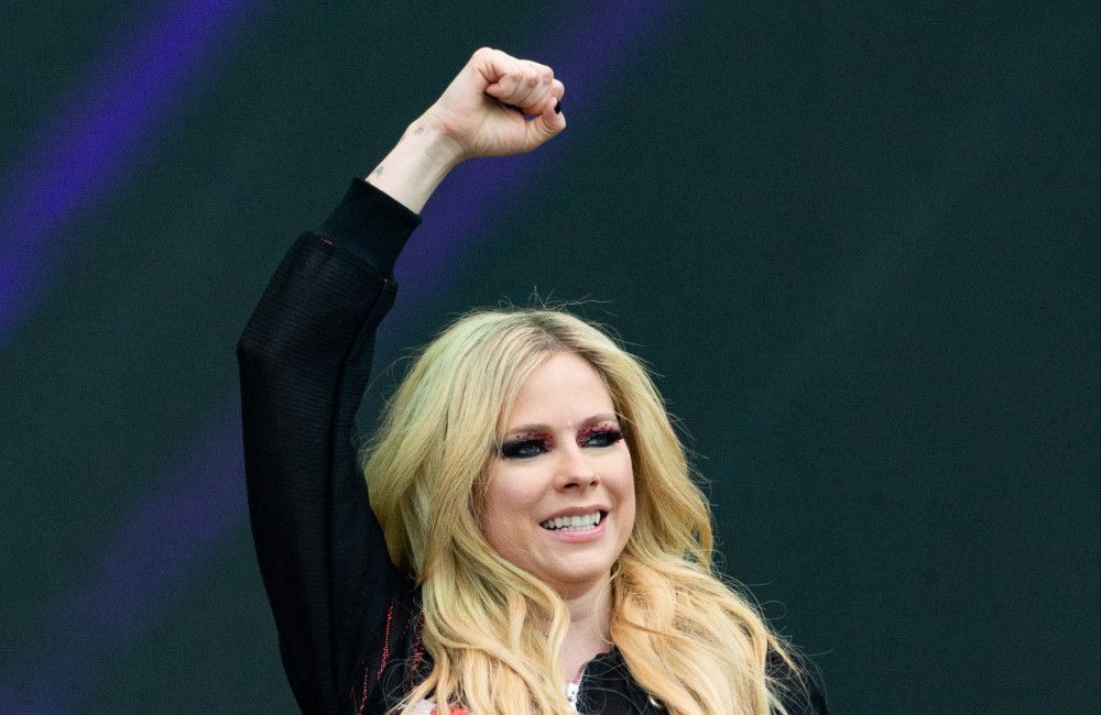 Avril Lavigne thanks her parents for their sacrifices