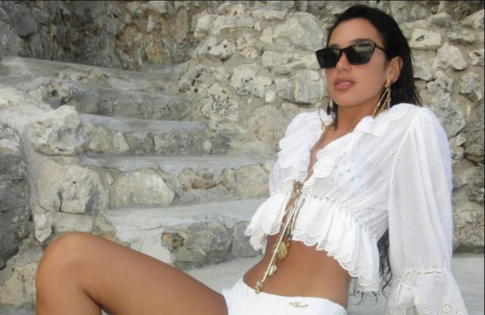 Dua Lipa montre une silhouette séduisante dans un deux pièces blanc révélateur