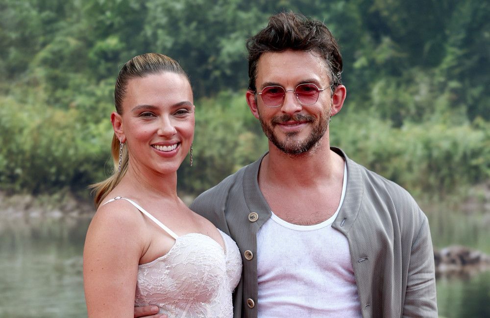 Scarlett Johansson weist ‚alberne‘ Reaktionen auf Premieren-Küsse mit Jonathan Bailey zurück