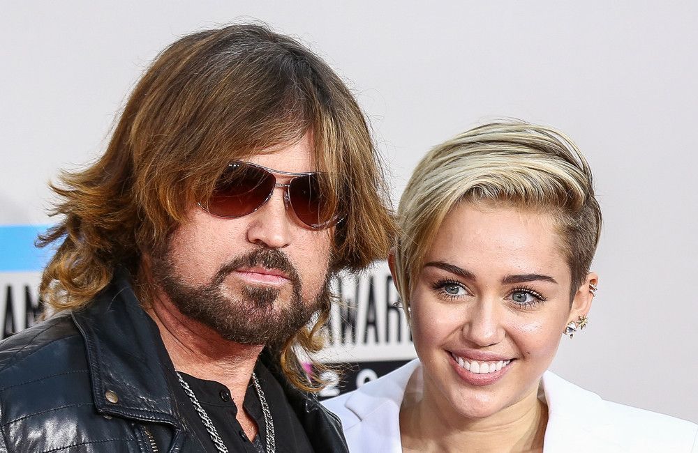 Billy Ray Cyrus ha pianto quando ha sentito la canzone Secrets di Miley Cyrus