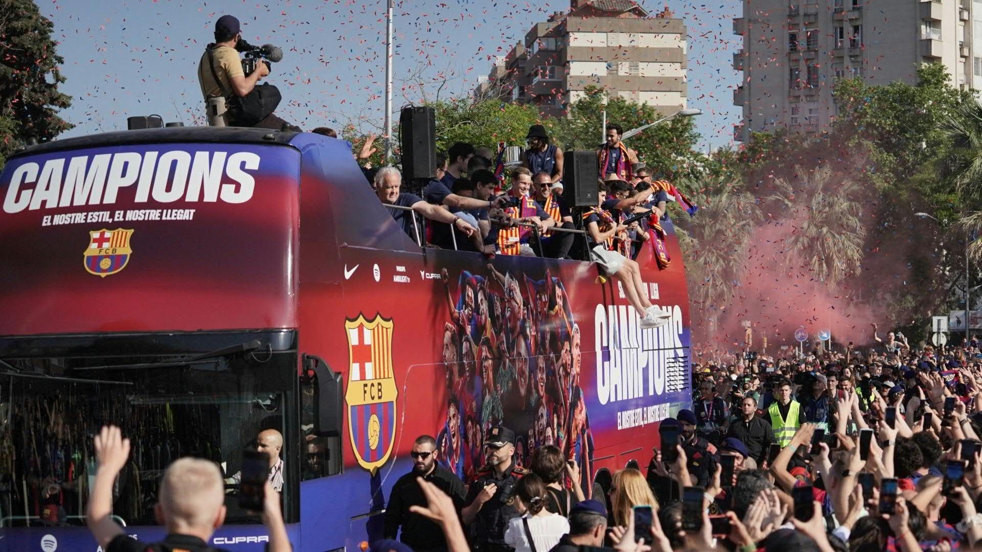 Im offenen Bus durch die Stadt: Flick und Barcelona gefeiert