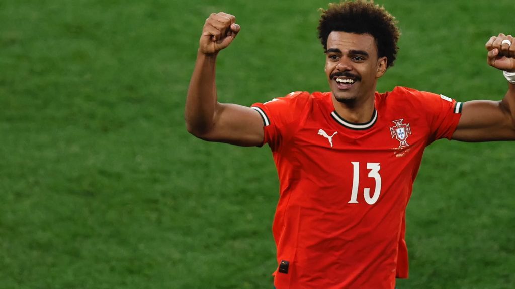 Possible Kim Replacement: FC Bayern Interested in Former Augsburg Player Veiga?