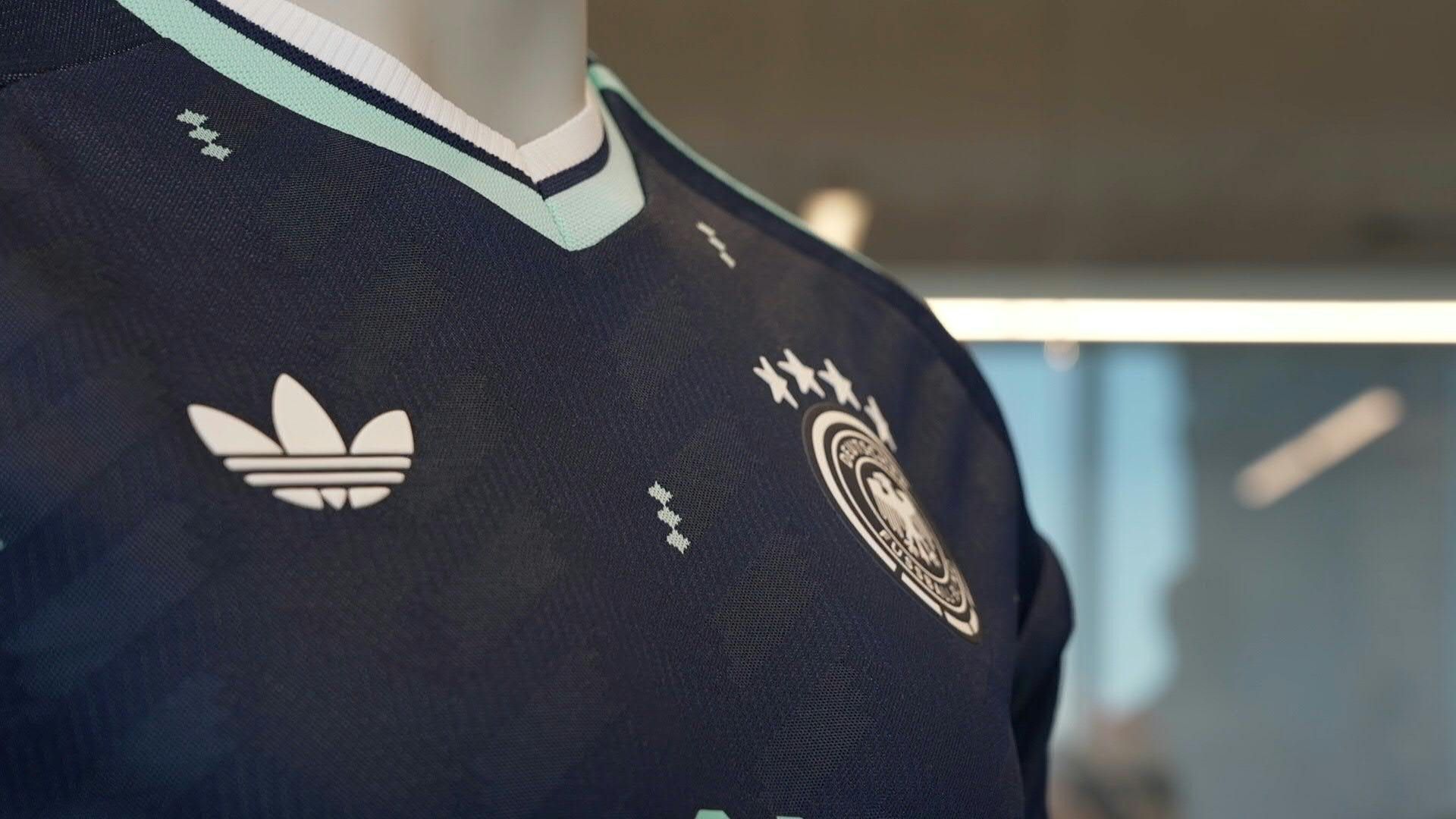 Video: DFB-Team in Tiefblau: Adidas präsentiert WM-Auswärtstrikot