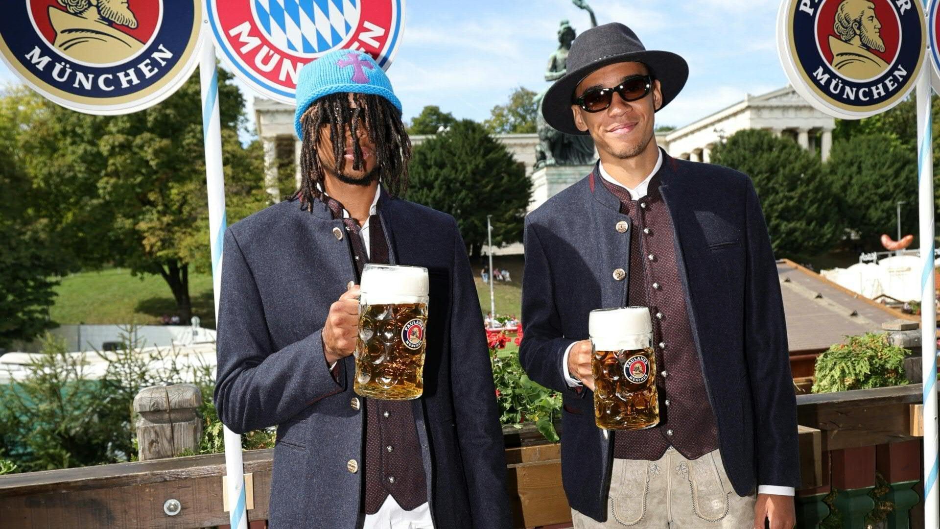 Video: FC Bayern: Gute Laune beim traditionellen Wiesn-Besuch
