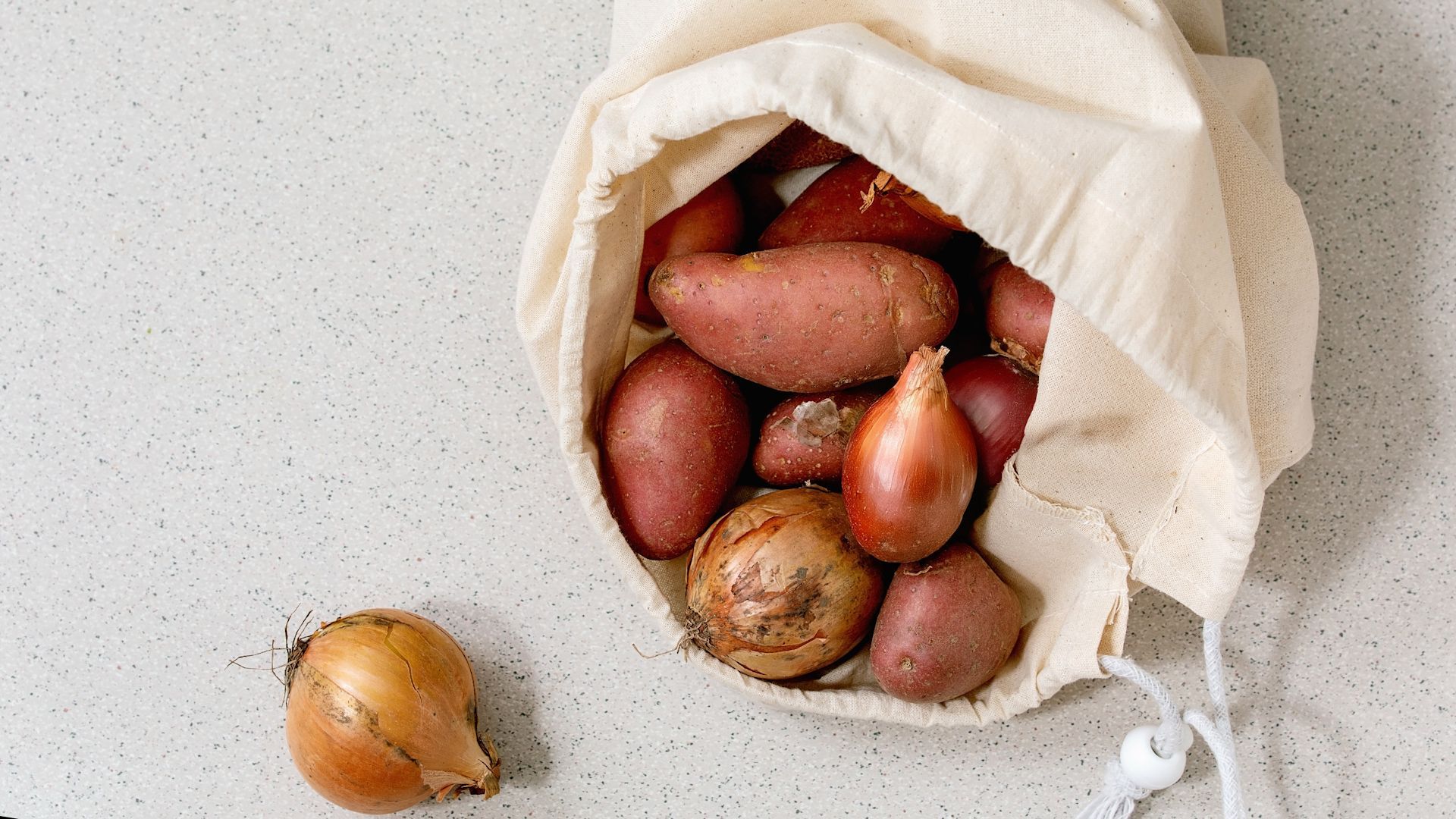 Kartoffeln und Zwiebeln nebeneinander lagern? Schlechte Idee!