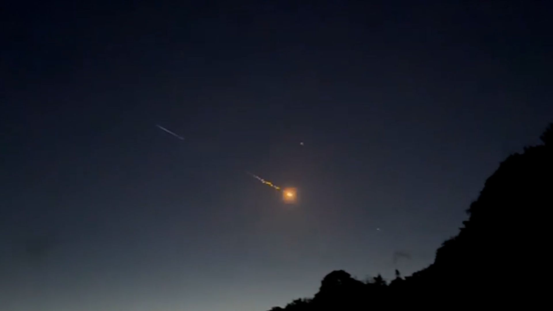 Video: Feuerball am Sternenhimmel über Schottland